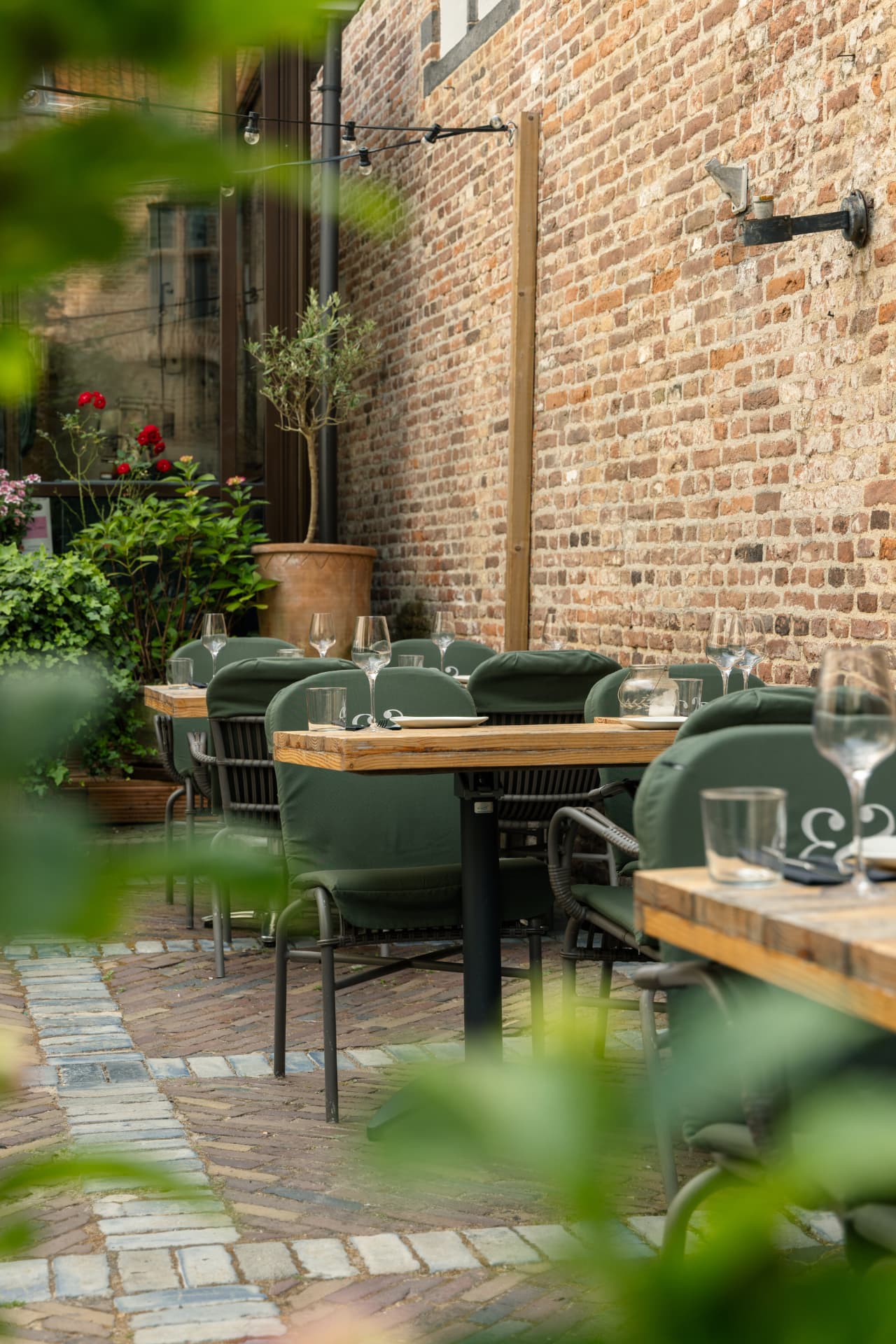 Sfeervol terras in de binnentuin van Ensemble Gastro & Bar aan de Blijmarkt in Zwolle