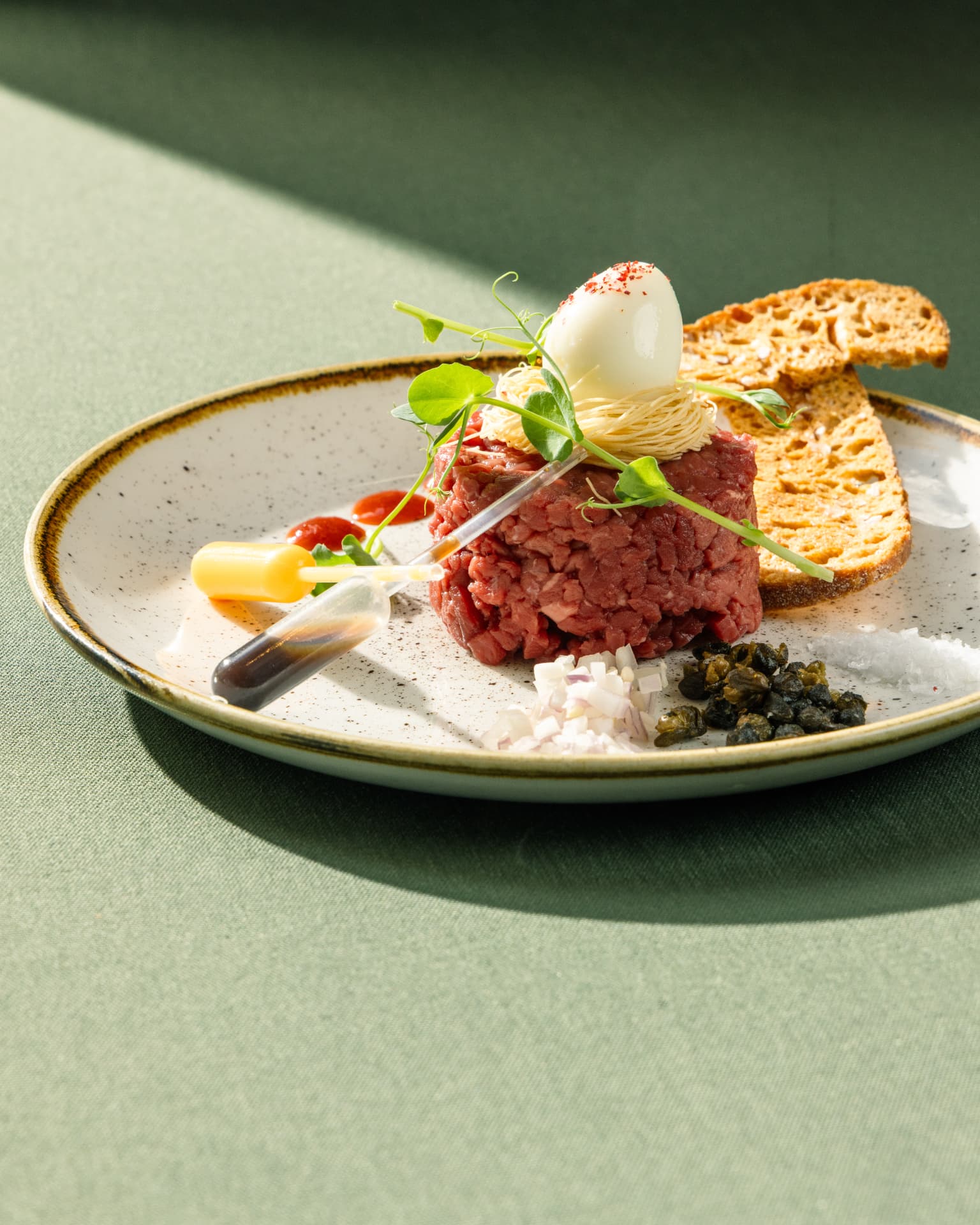 Steak tartaar, seizoensgerecht van Ensemble Gastro & Bar in Zwolle