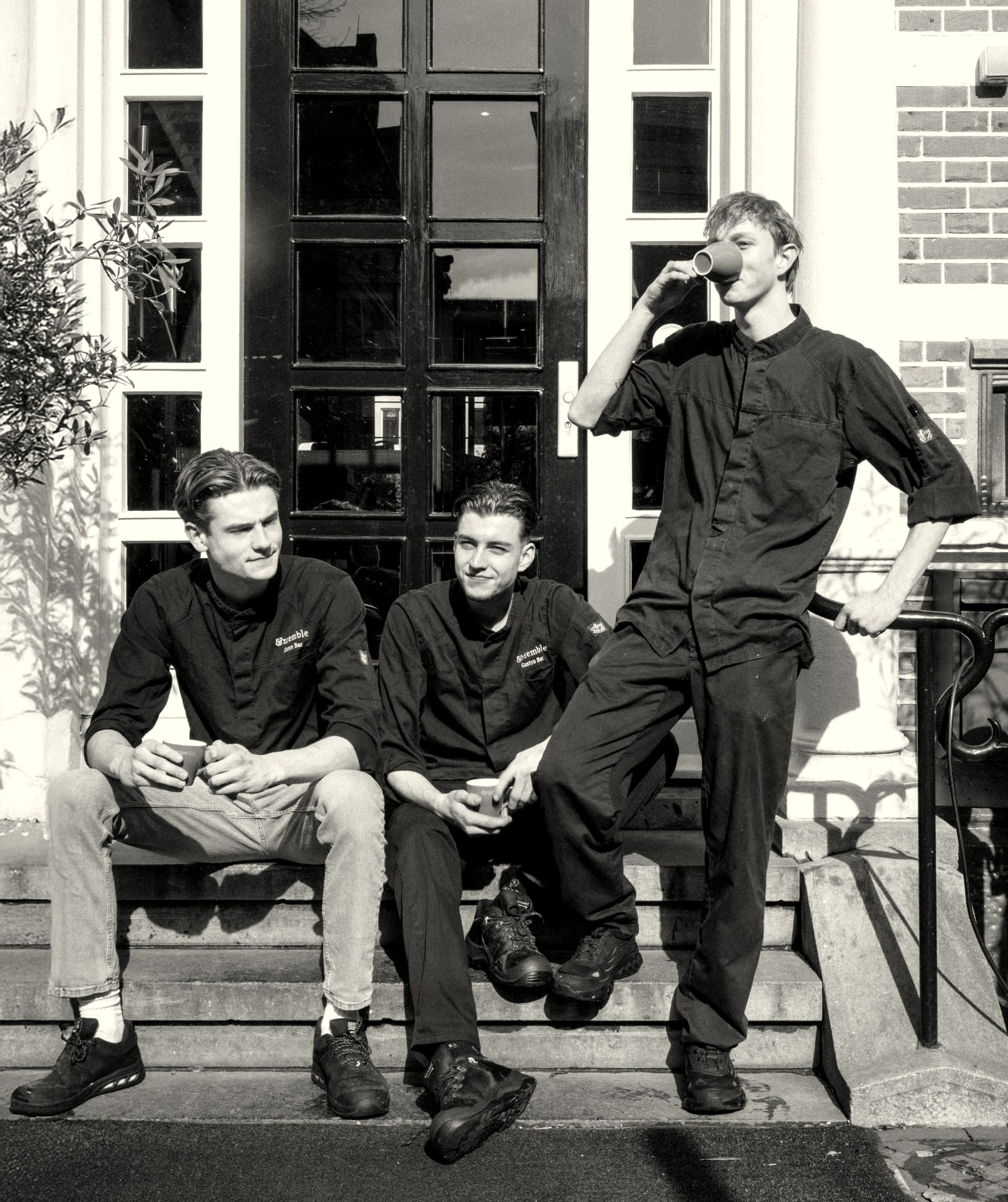Keukenteam van Ensemble Gastro & Bar met koffie op de stoep aan de Blijmarkt in Zwolle