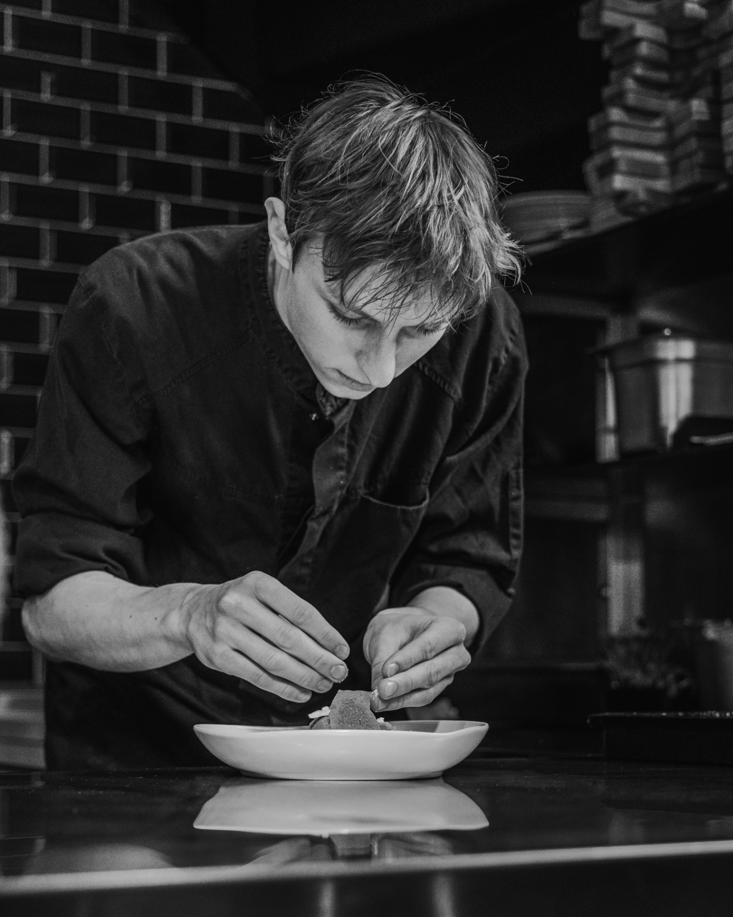 Chefkok dresseert een deelgerecht in de keuken van restaurant Ensemble Gastro & Bar in Zwolle